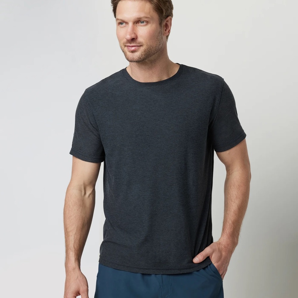 Vuori Men's Strato Tech Tee ,Charcoal Heather Dark Gray Short Sleeve Tee. (EUC)